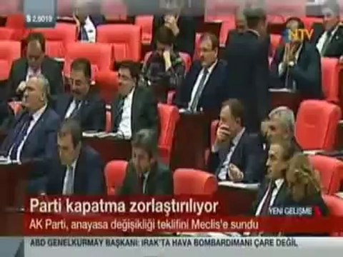 Parti Kapatma Zorlaştırılıyor. Ak Parti, Anayasa Değişikliği Teklifini Meclise Sundu.