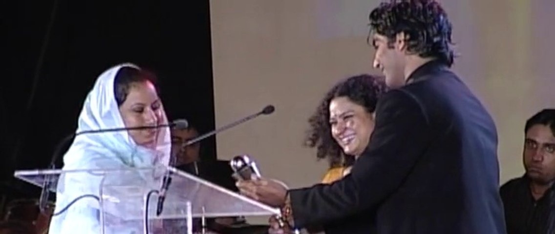 Umera Ahmed Winner Of Best Writer Serial In Indus Drama Awards 2005 Presented By Sania Saeed And Shamil Khan Video Dailymotion