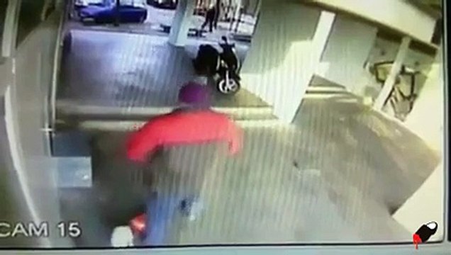 Ce mec est un vrai Dégueulasse ! Regardez ce qu'il Fait !