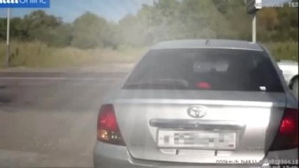 Motosikletiyle Hızla Giden Tır'ın Altına Böyle Girdi, Birkaç Sıyrıkla Kurtuldu