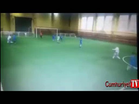 Antrenörden çocuk futbolcuya tekme