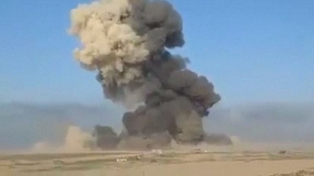 Des combattants kurdes détruisent un camion de l'Etat islamique en Irak