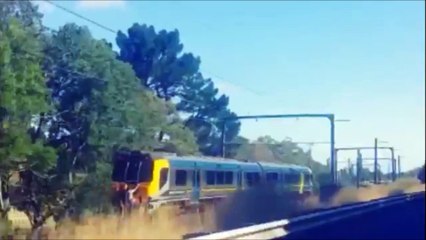 Deux ados accrochés à l’arrière d’un train roulant à 90kmh