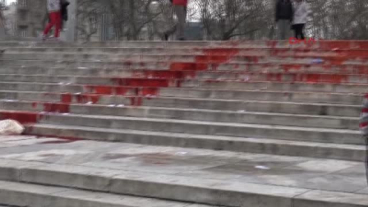 Gezi Parkı Merdivenlerinde Berkin Elvan Eylemine Polis Müdahalesi