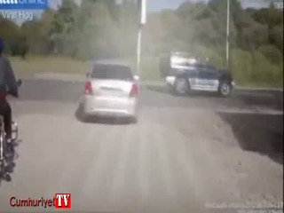 TIR'ın altına giren motosikletlinin mucize kurtuluşu