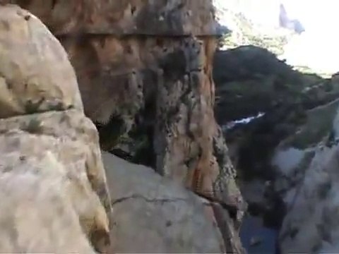 This mountain Walkway is just so scary but beautiful : Caminito del Rey (The Kings little pathway) - copie