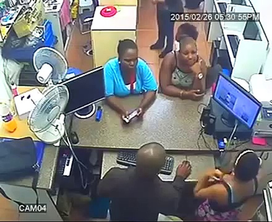 Disgusting Mother Uses Her Kids to Steal Phones While She Distracts the Clerk