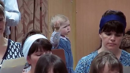 Une petite fille emportée par la musique