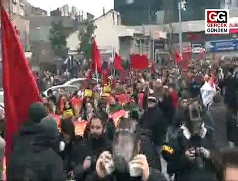 BERKİN ELVAN'IN MEZARINA YÜRÜMEK İSTEYEN KALABALIĞA POLİS MÜDAHALESİ