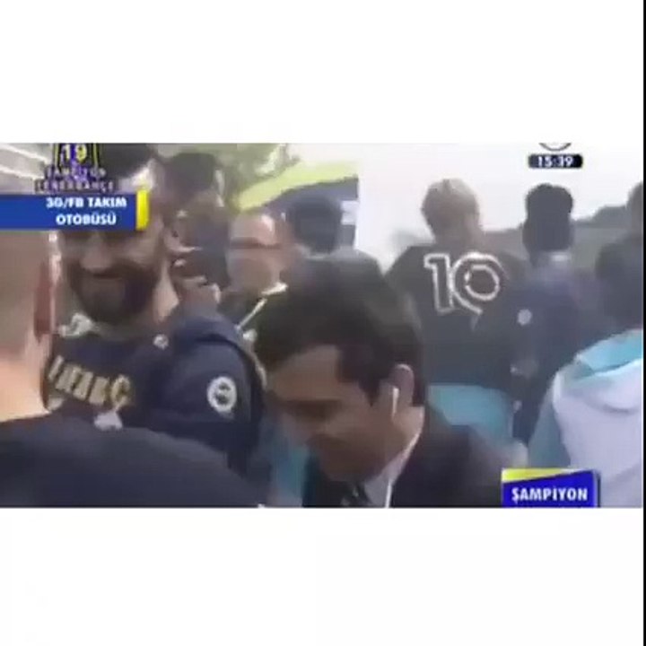 Canlı yayında olduğunu fark edince geri vites yapan...