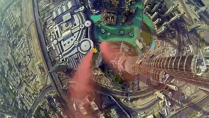 Complètement dingues ! 2 types sautent depuis le sommet du plus haut building du monde