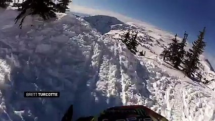 Sport de dingue ! Il saute d'une falaise en moto neige !