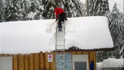 Pas une bonne idée de déneiger sont toit comme ça !
