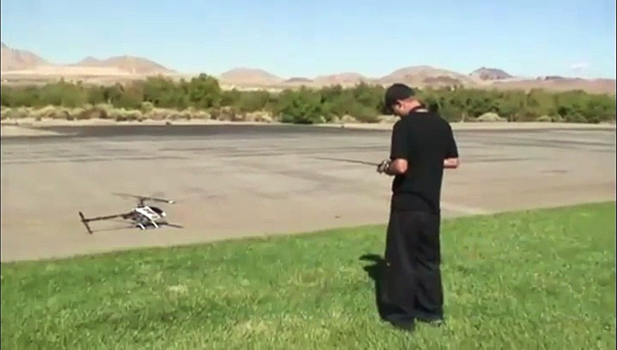 Des tricks de folies avec un hélico radio-commandé