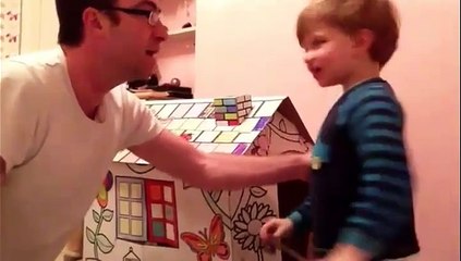 Max se fait frapper par son papa !!!