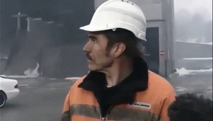 Un ouvrier explose une CLK avec un engin de chantier