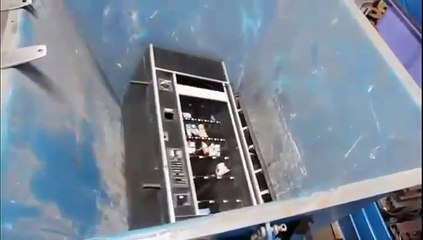 Un distributeur de friandises dans un broyeur industriel