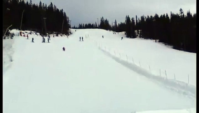 Un casse cou s'écrase après avoir fait un saut en ski
