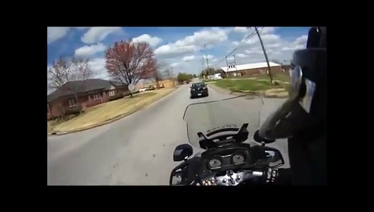 Course poursuite entre un motard de la police et une Crown Victoria black