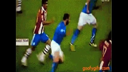 A mort les joueurs de foot faisant des simulations