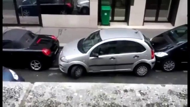 Femme en C3 ... se garant en poussant la voiture de devant ...