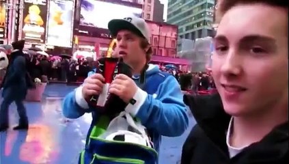 Un bien étrange gars se colle à une vidéo d'étranger en vacances ...