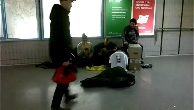 Des artistes dans les couloirs du métro de Helsinki