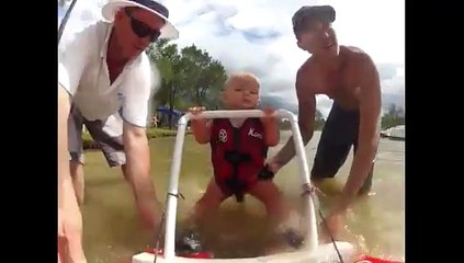 Bébé à 7 mois fait déjà du ski nautique ...