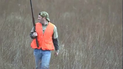 Un chasseur attrape un oiseau sans son fusil !