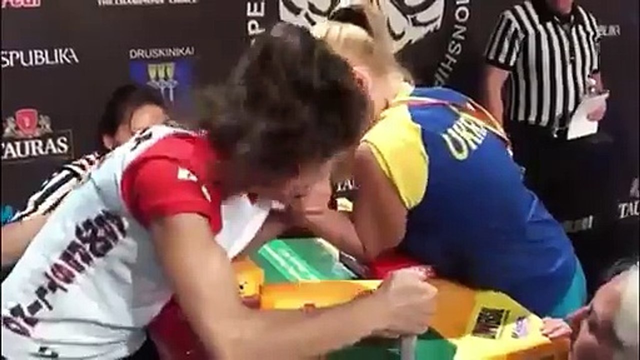 Un bras de fer féminin plus violent qu'avec des hommes