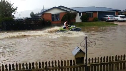 Faire du jet ski pendant les innondations, je suis pour !