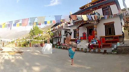 Insolite. Et pendant ce temps là Julien faisait le tour du monde sur une main