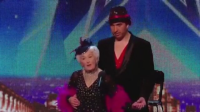 Incroyable talent ! Une mamie danse de la salsa acrobatique !