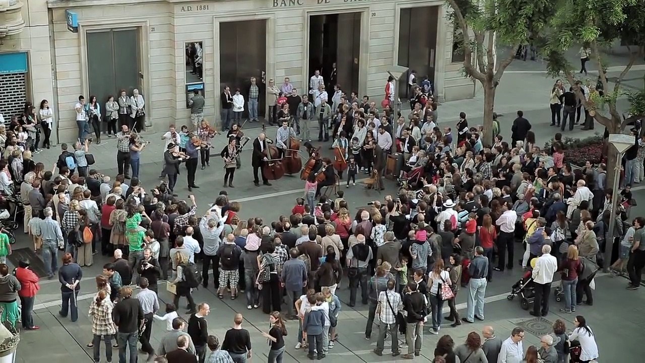 GENIAL ! Une petite pièce met en route un véritable concert classique !