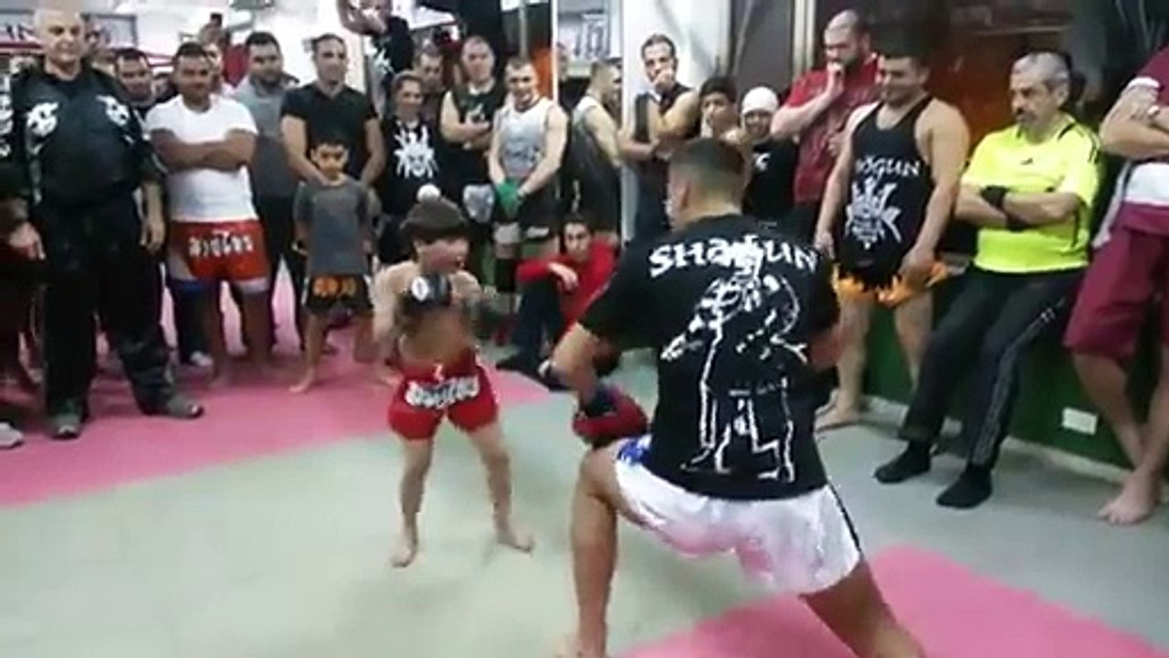IMPRESSIONNANT ! A 5 ans il boxe comme un pro !