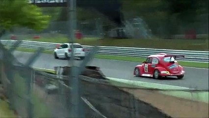 WTF ? OMG ! Il s'incruse en Polo avec sa copine dans une course sur circuit