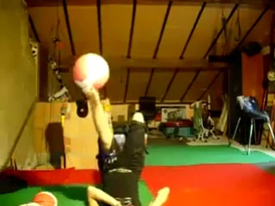 GG ! Une amie jongle avec 5 balles de basket ! 1 like pour elle merci