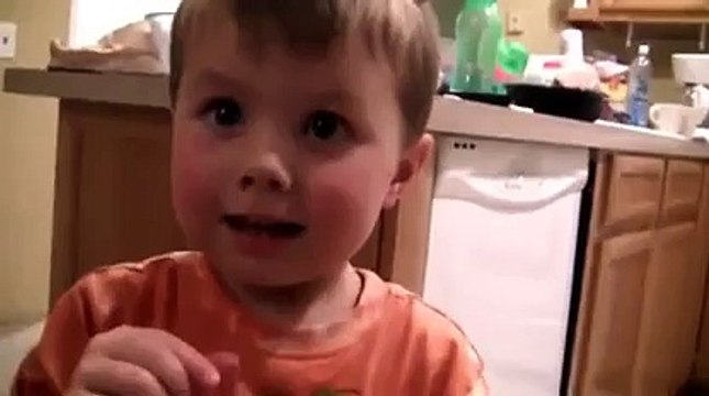 OUPS ! Ce gamin goute un bonbon qui pique pour la 1ère fois