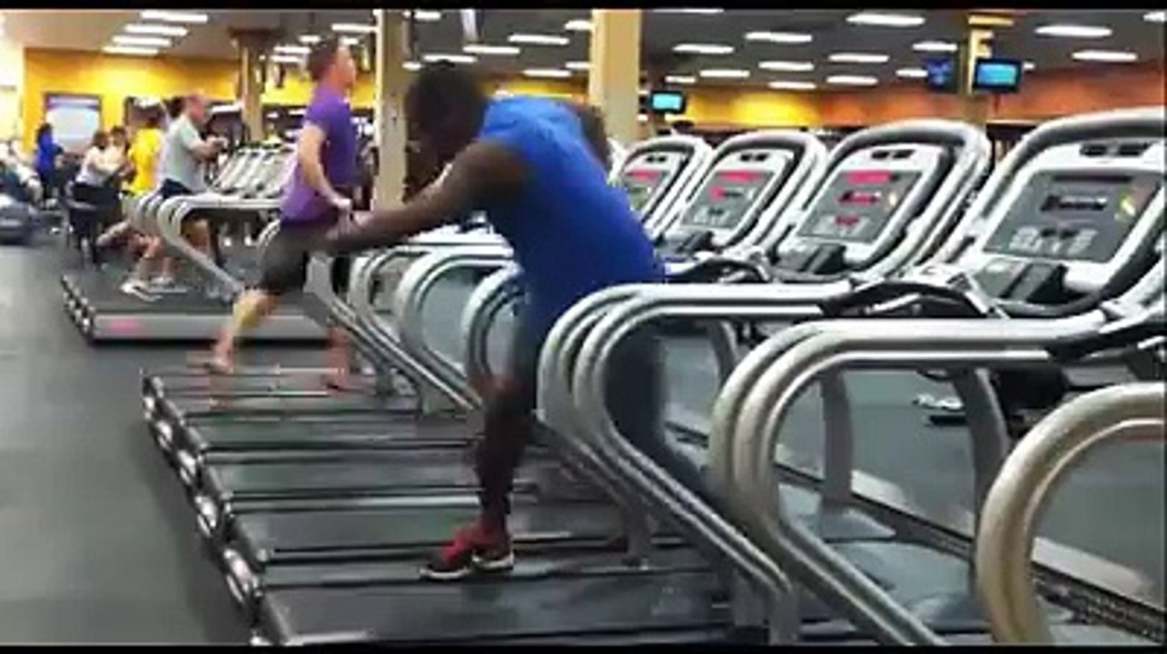 WTF ? Il tape une danse sur les tapis au D'Gym !