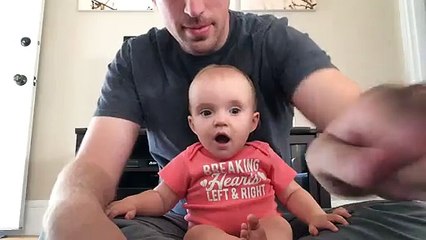 Papa s'amuse avec sa fille quand maman travaille !