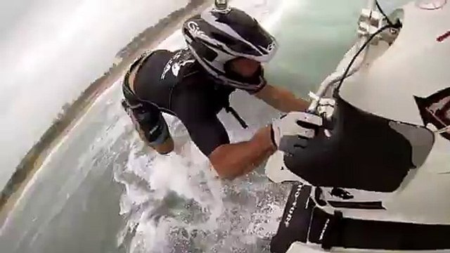 Ce que ce mec fait avec son jet ski est hallucinant !