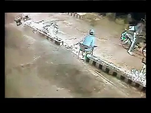 Is this Guy same who killed two security guards in Karachi - Watch CCTV Footage