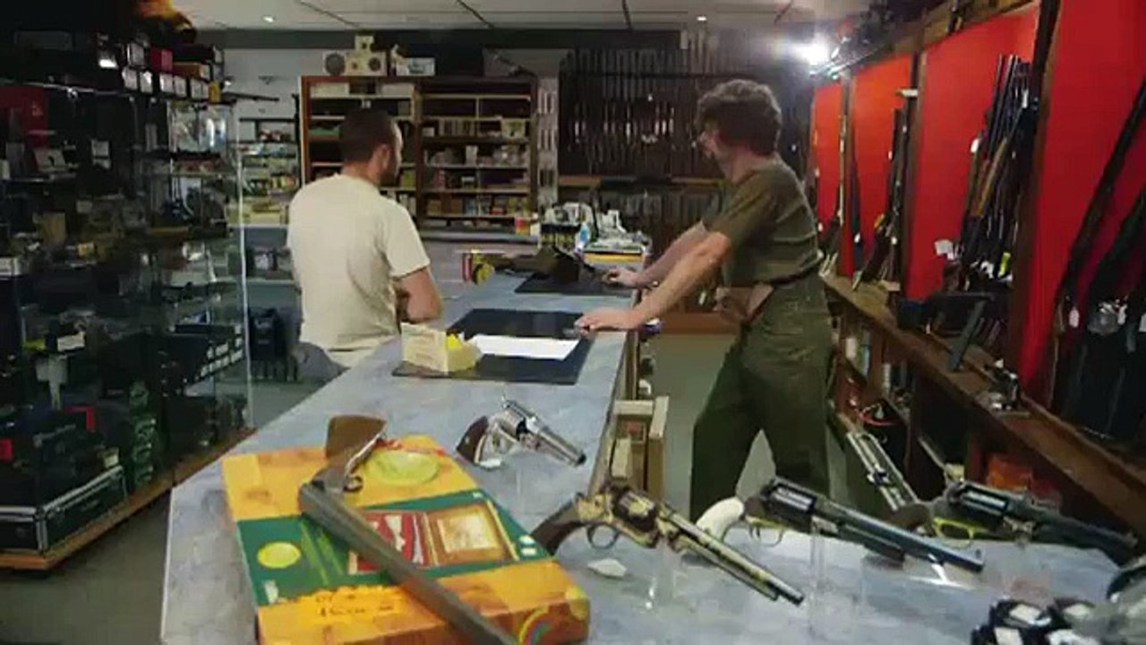 Extrait inédit de François Damiens en Corse : Le vendeur d'arme !