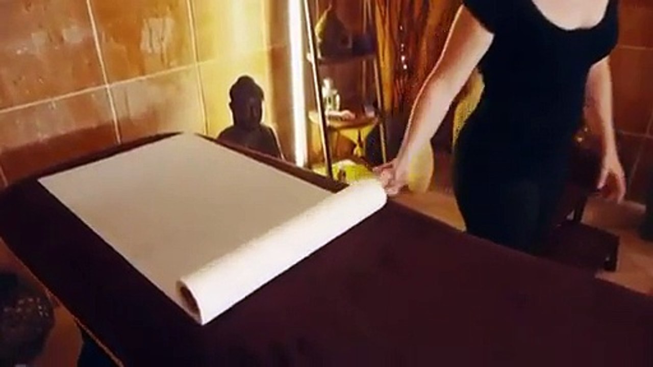 Inédit ! François Damiens s'improvise masseur en corse ! Pas sur le DVD !