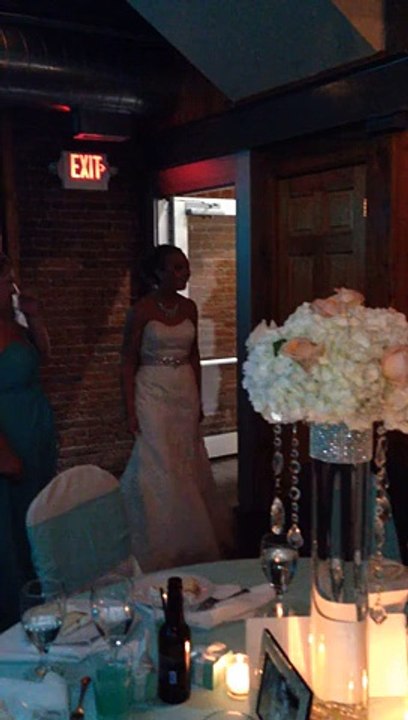 En chaise roulante, il se tient debout pour faire la première danse lors de son mariage