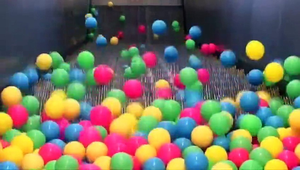 Lancer des balles en plastique dans un escalator ! Le résultat est inattendu !
