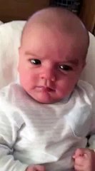 Bébé trop mignon ! Il rale mais pas longtemps ! Merci maman !