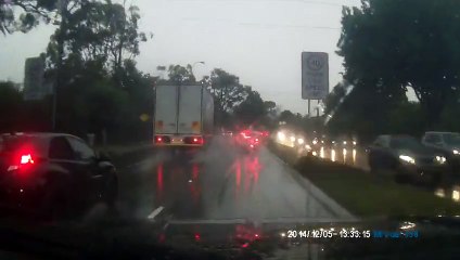 OMG ! Un éclair tombe sur un arbre juste devant eux !