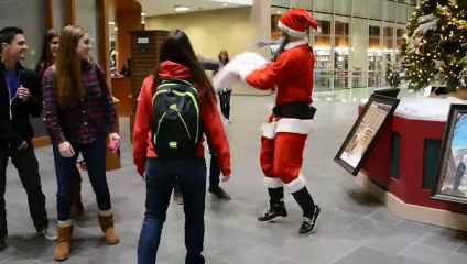 Combat terrible, le père Noël s'en prend à de pauvre victime !