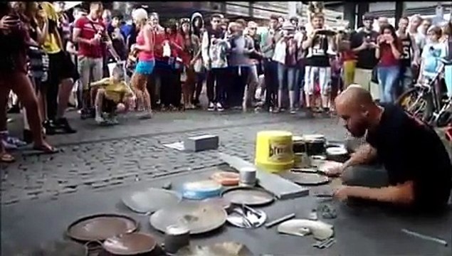 Des objets ordinaires pour un set techno totalement déjanté ! Le résultat est inattendu !